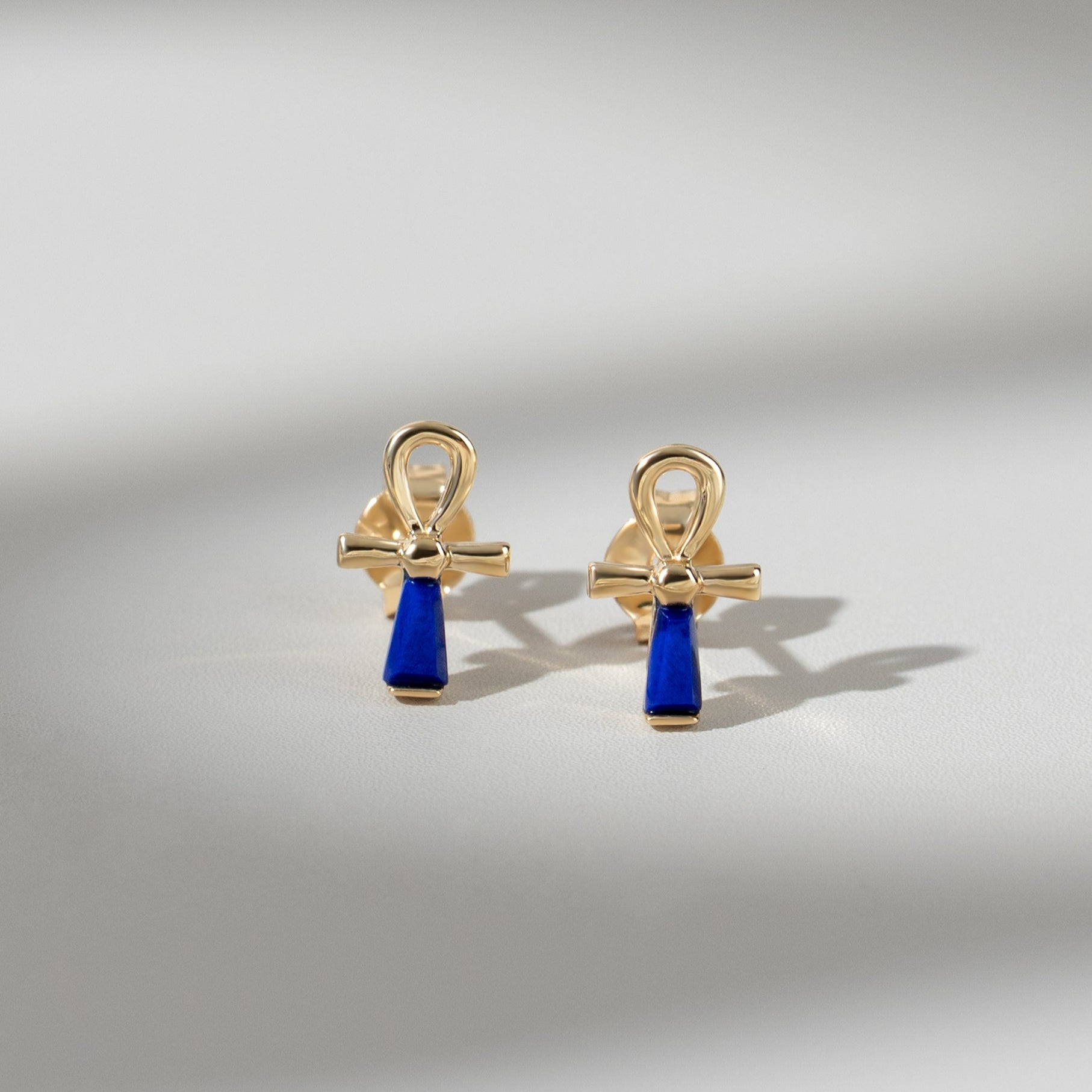 ECFEW™ Lapislazuli Ankh-Ohrstecker aus 9 Karat Gelbgold