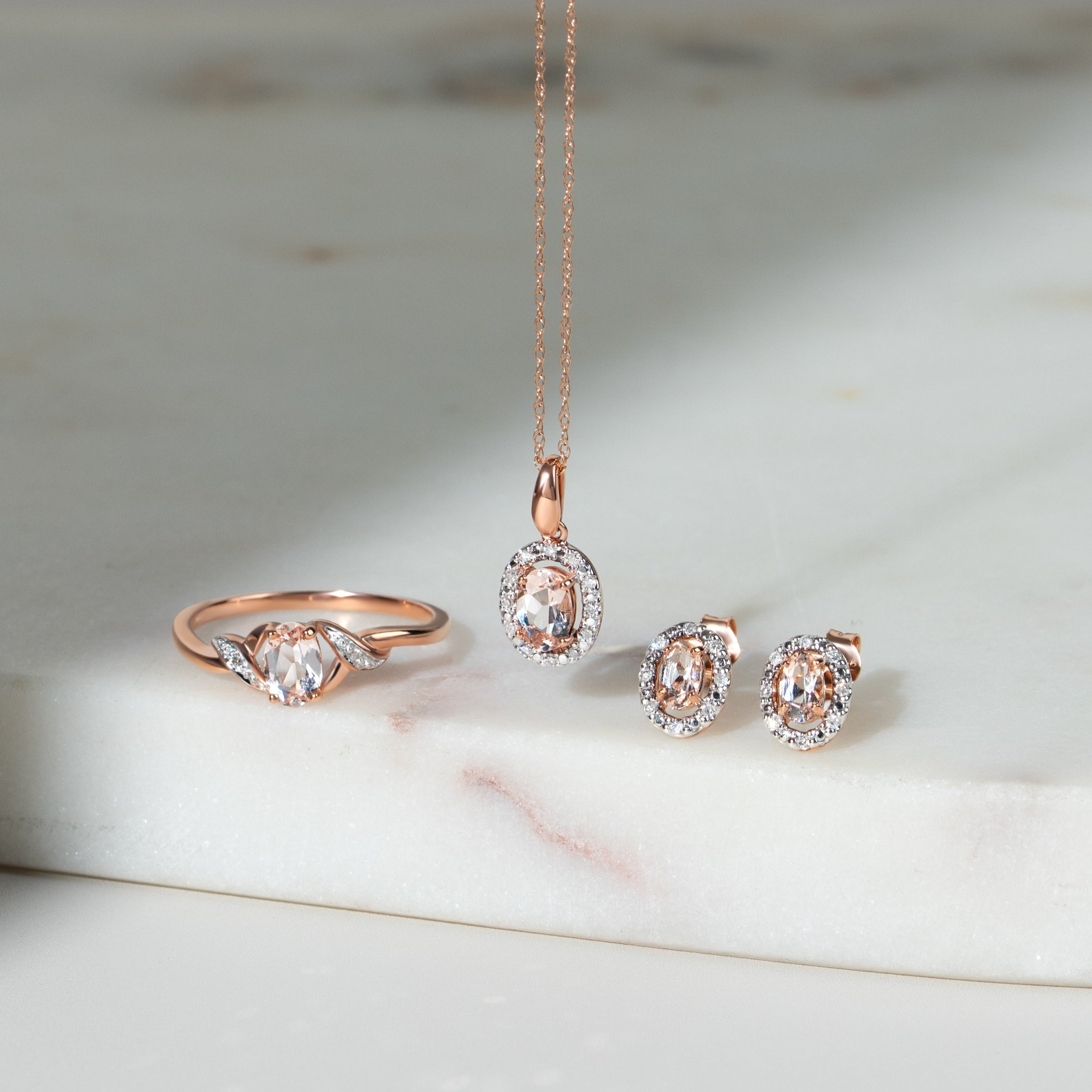 Klassischer ovaler Morganit- und Diamant-Halo-Anhänger in 9 Karat Roségold