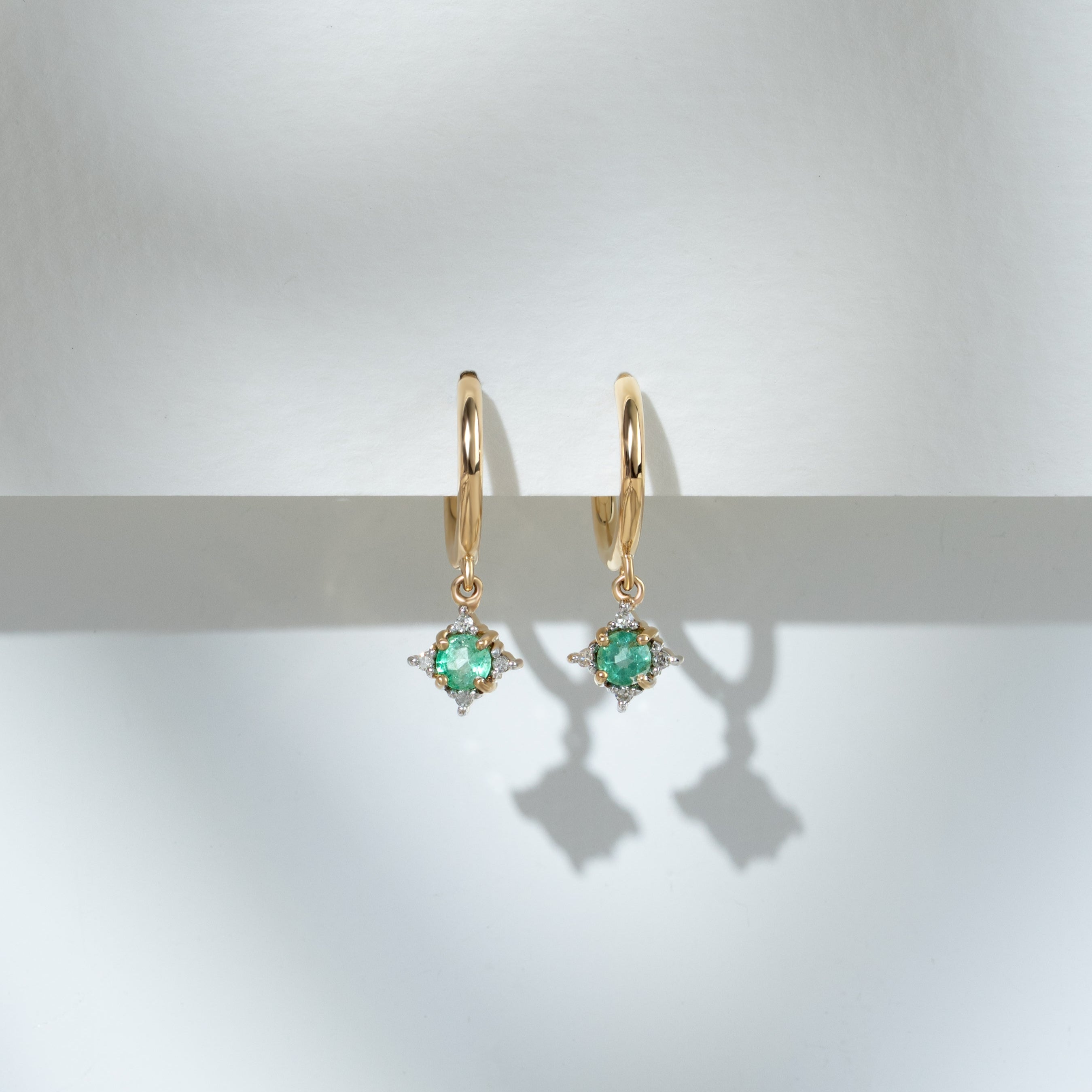 Klassische runde Creolen mit Smaragden und Diamanten in 9 Karat Gelbgold