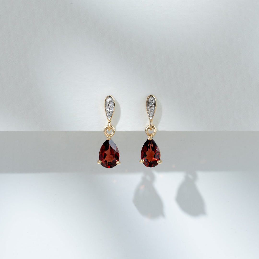 Klassische birnenförmige 1,00 ct Granat- und Diamant-Ohrhänger, Gelbgold 9 ct