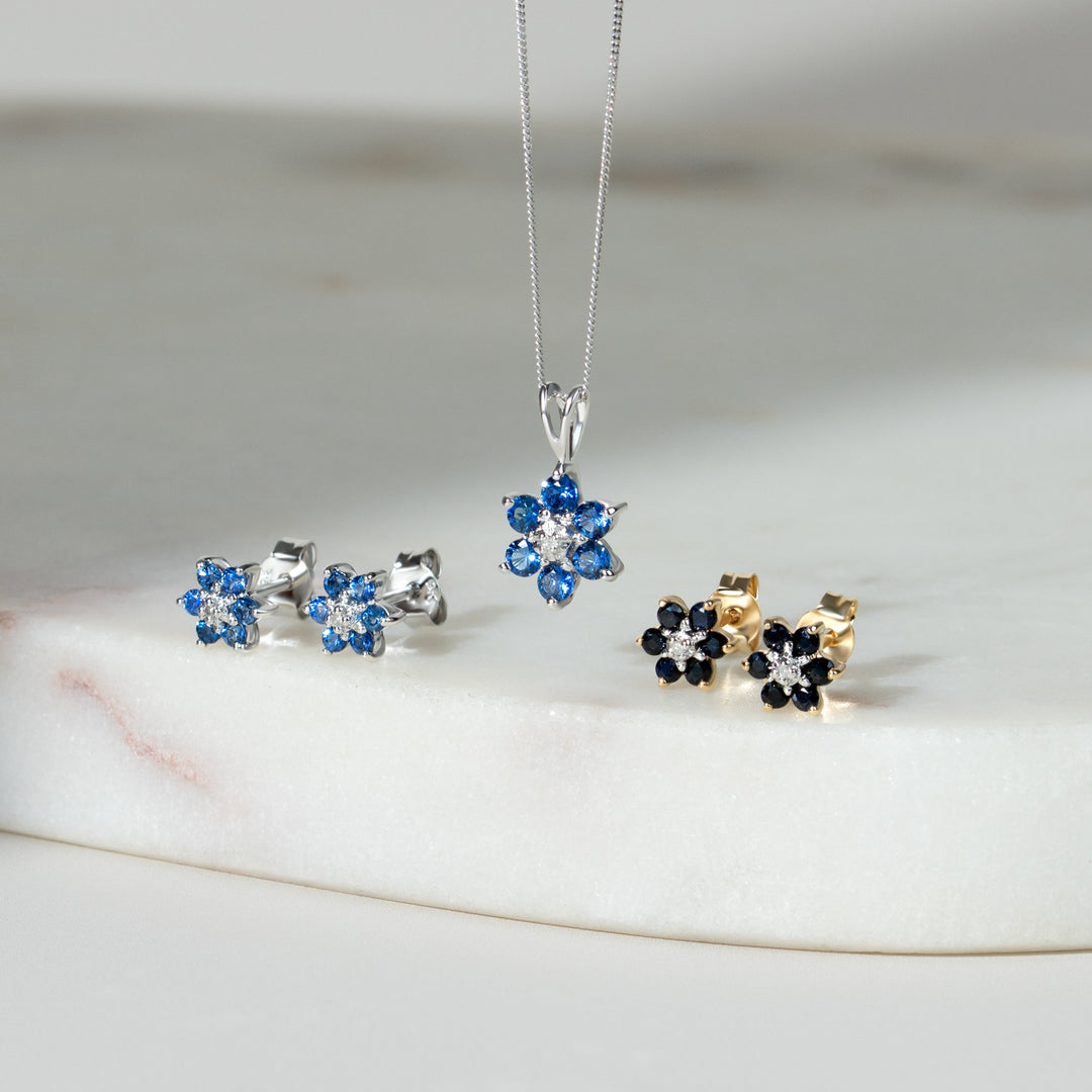 Florale runde Saphir- und Diamant-Cluster-Ohrstecker in 9 Karat Gelbgold