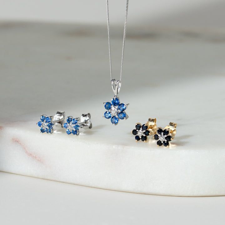 Florale runde Saphir- und Diamant-Cluster-Ohrstecker in 9 Karat Gelbgold