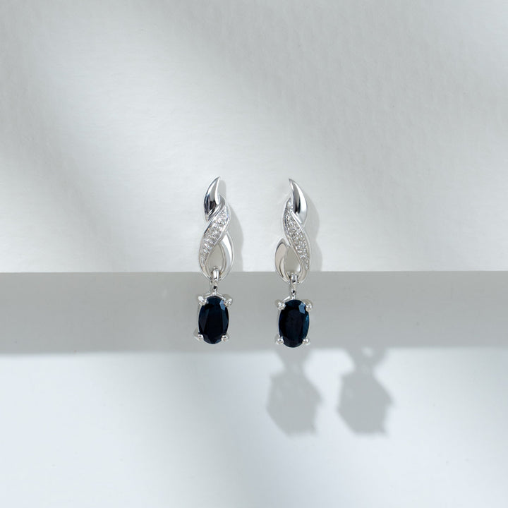 Klassische ovale Saphir- und Diamant-Ohrhänger in 9 Karat Weißgold