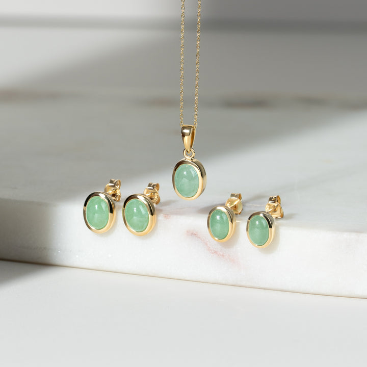 Klassischer Cabochon-Anhänger aus gefärbter grüner Jade in 9 Karat Gelbgold