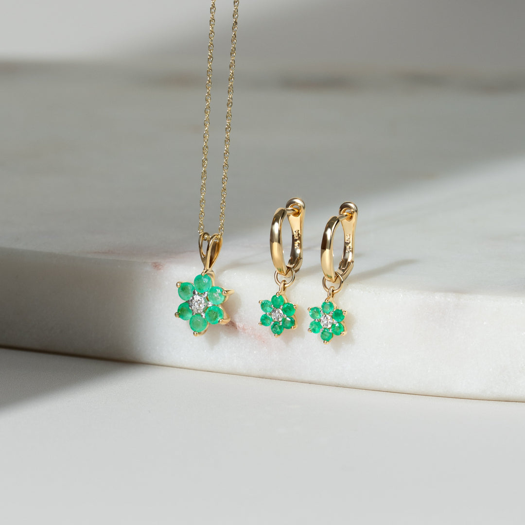 Florale runde Smaragd- und Diamant-Omega-Klipp-Creolen in 9 Karat Gelbgold