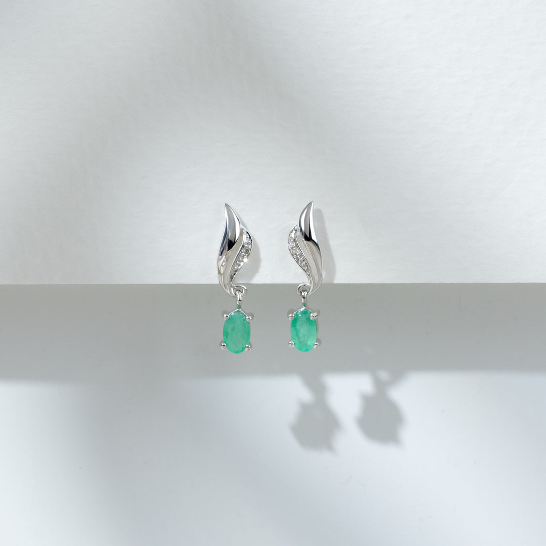 Klassische ovale Smaragd- und Diamant-Ohrringe in 9 Karat Weißgold