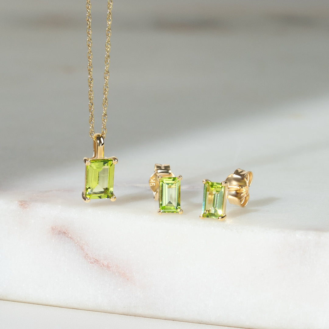 Klassische Baguette-Peridot-Ohrstecker in 9 Karat Gelbgold