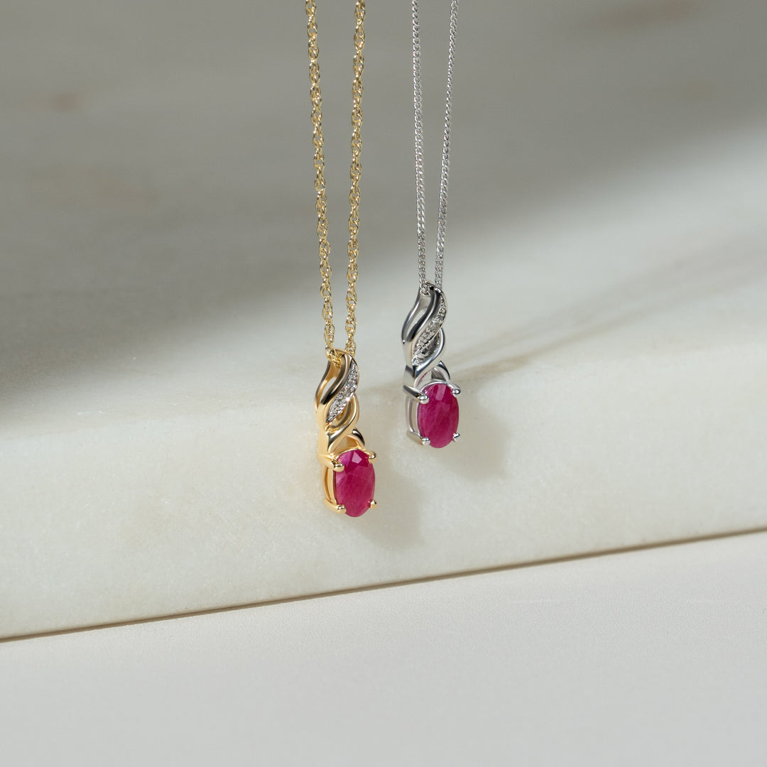 Klassischer ovaler Rubin- und Diamant-Twist-Anhänger in 9 Karat Gelbgold