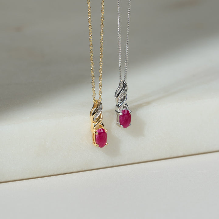 Klassischer ovaler Rubin- und Diamant-Twist-Anhänger in 9 Karat Gelbgold