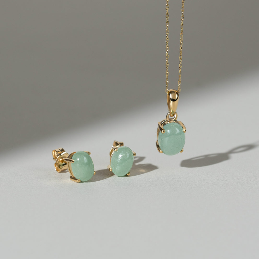 Klassischer ovaler Jade-Cabochon-Anhänger in 9 Karat Gelbgold