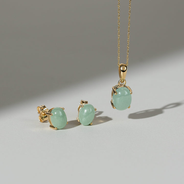 Klassischer ovaler Jade-Cabochon-Anhänger in 9 Karat Gelbgold