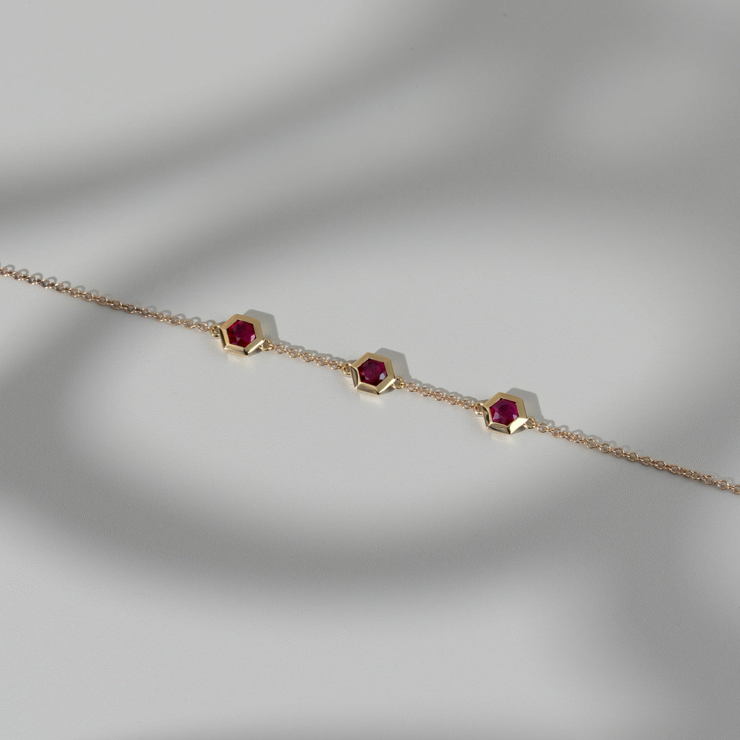 Geometric Hexagon Ruby Bezel Set Drei-Steine-Armband in 9 Karat Gelbgold