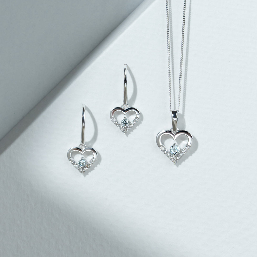 Klassische runde Liebes-Ohrringe mit Aquamarin und Diamanten in Herzform aus 9 Karat Weißgold