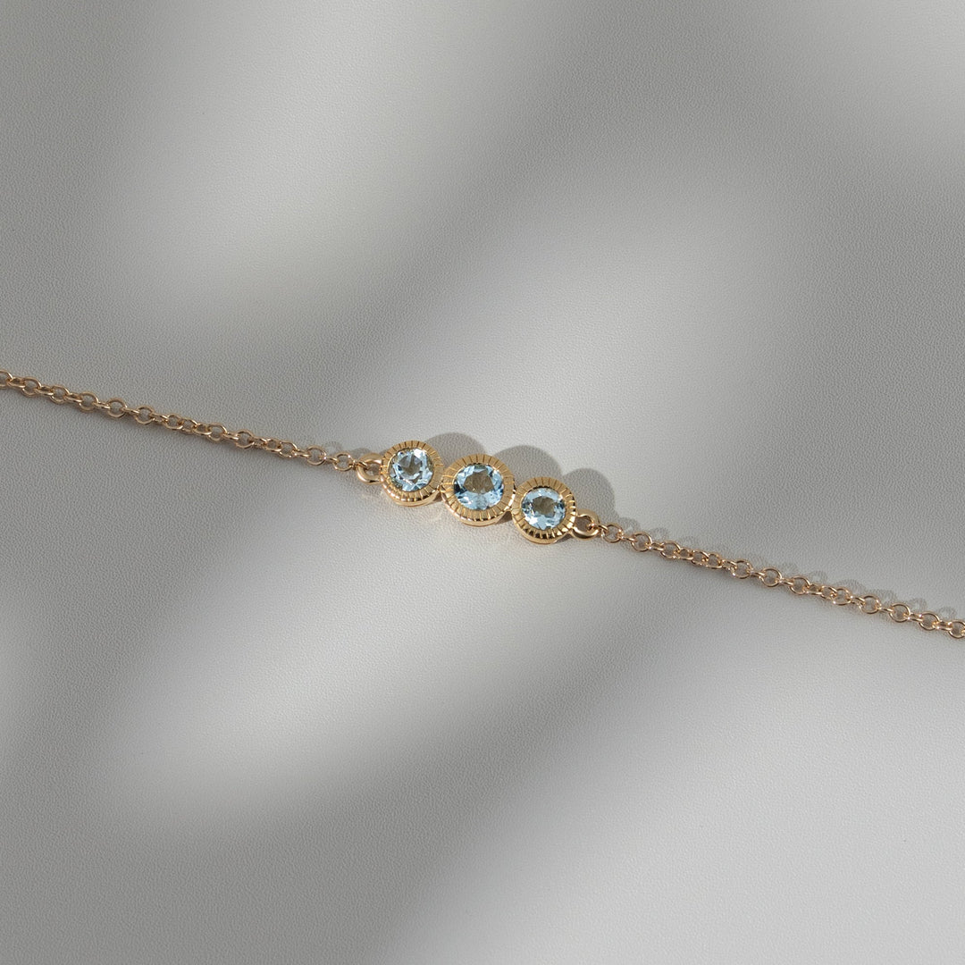 Klassisches rundes Milgrain-Armband mit drei Steinen aus Aquamarin in 9 Karat Gelbgold