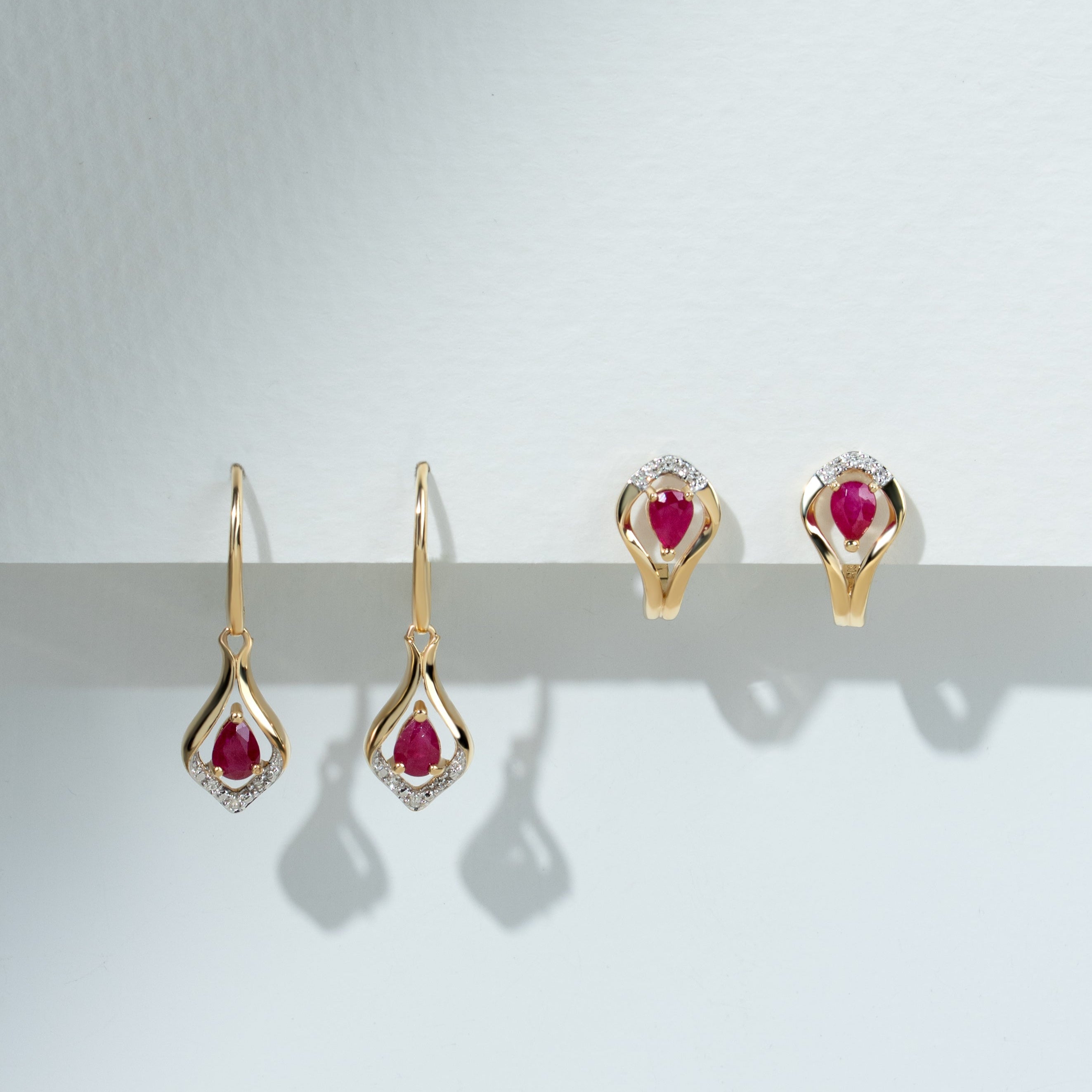 Klassische Birnen-Rubin- &amp; Diamantblatt-Halo-Ohrringe in 9 Karat Gelbgold