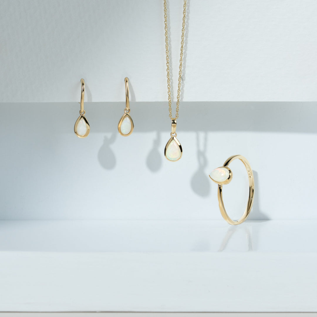 Klassische Birnenopal-Ohrhänger mit Einzelsteinlünette und Anhänger in 9-karätigem Gelbgold
