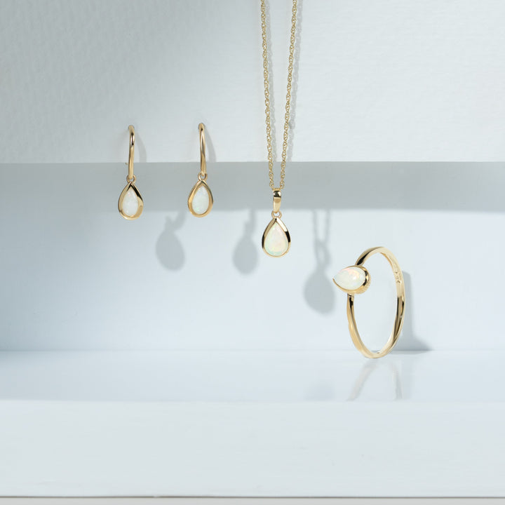 Klassische Birnenopal-Ohrhänger mit Einzelsteinlünette und Anhänger in 9-karätigem Gelbgold