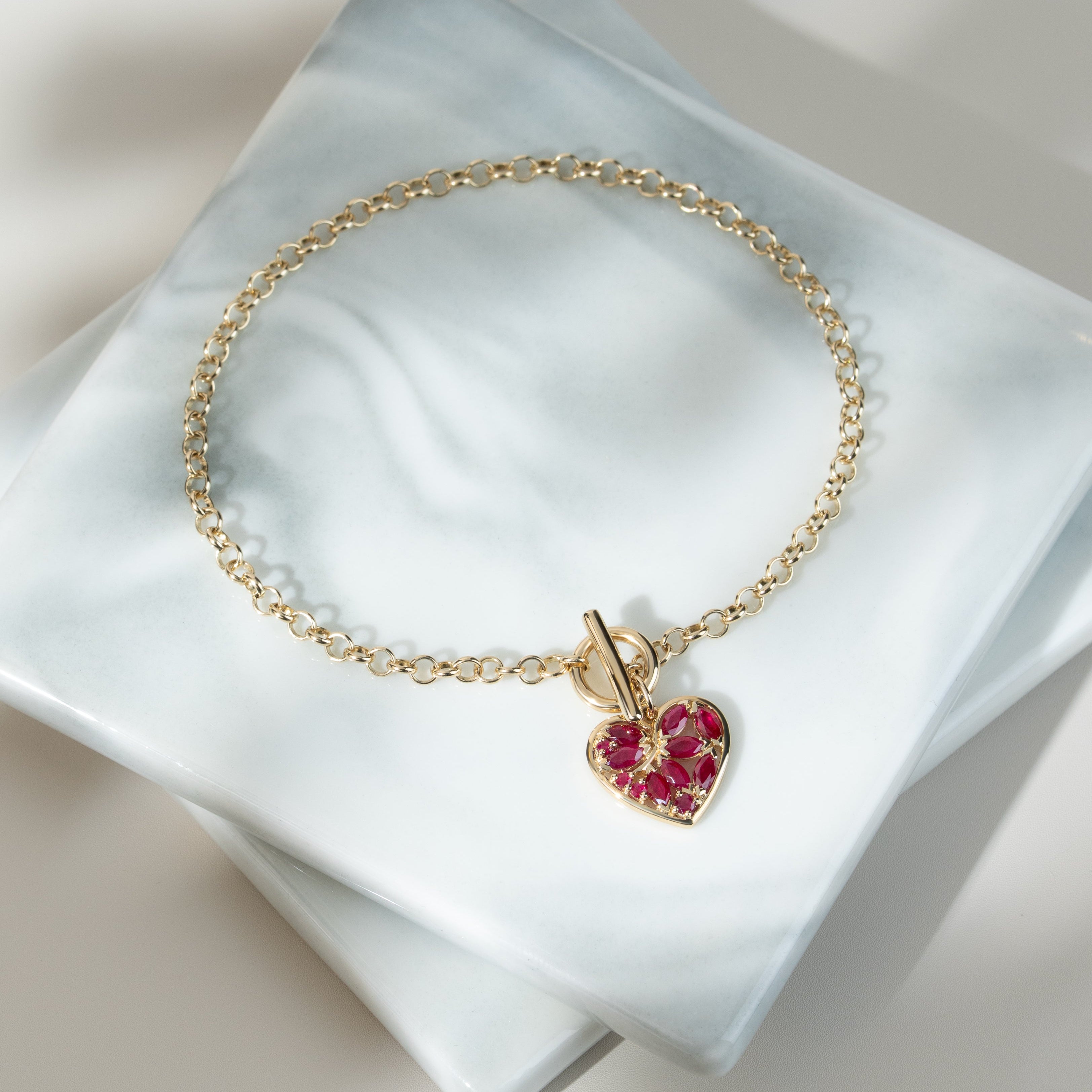 Klassisches Marquise-Rubin-Herz-Charm-T-Bar-Armband in 9 Karat Gold