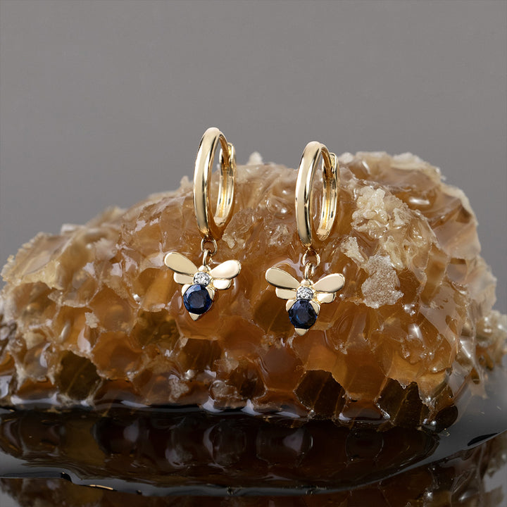 Von Bienenwaben inspirierte Creolen mit blauem Saphir und Diamant-Biene aus 9-karätigem Gelbgold