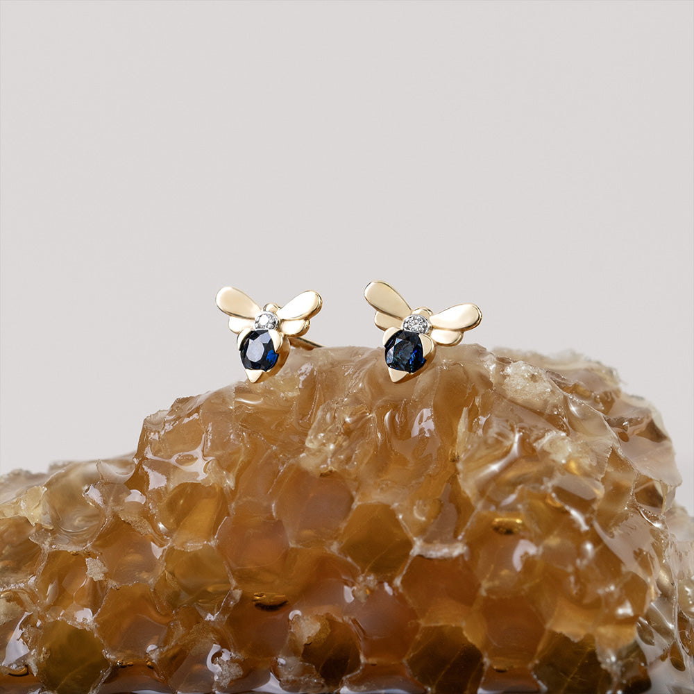 Bienenwaben-inspirierte blaue Saphir- und Diamant-Bienen-Ohrstecker aus 9-karätigem Gelbgold
