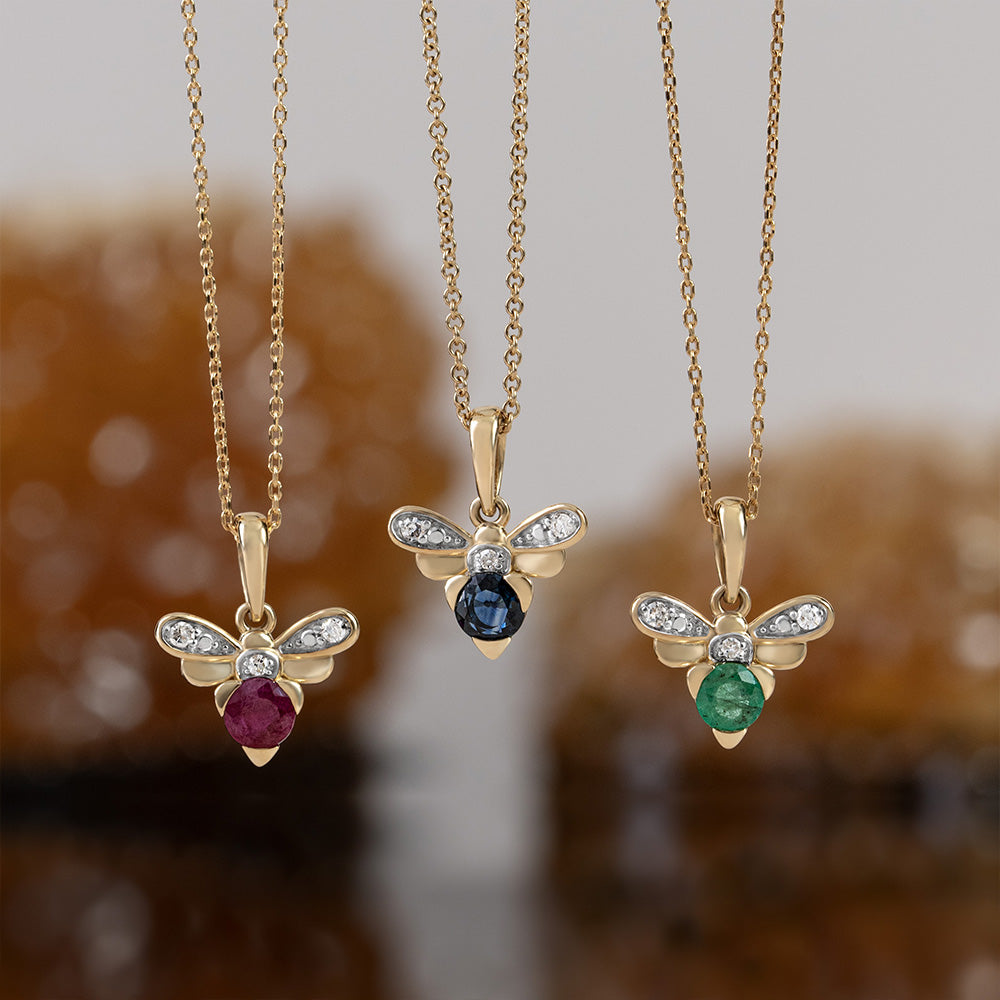 Bienenwaben-inspirierte Rubin- und Diamant-Bienen-Anhänger-Halskette aus 9-karätigem Gelbgold