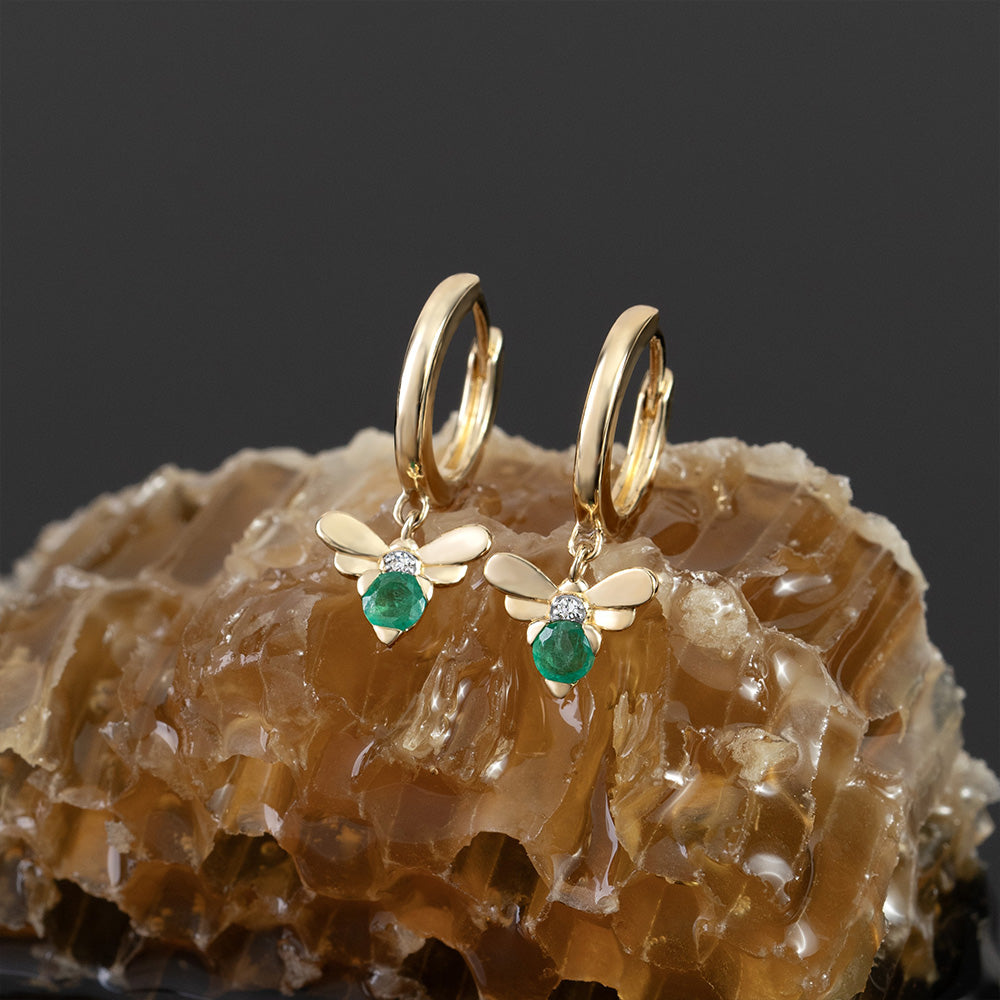 Von Bienenwaben inspirierte Creolen mit Smaragd und Diamant-Biene aus 9-karätigem Gelbgold