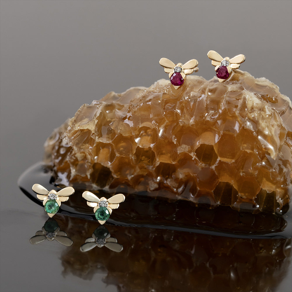 Bienenwaben-inspirierte Smaragd- und Diamant-Bienen-Ohrstecker aus 9-karätigem Gelbgold