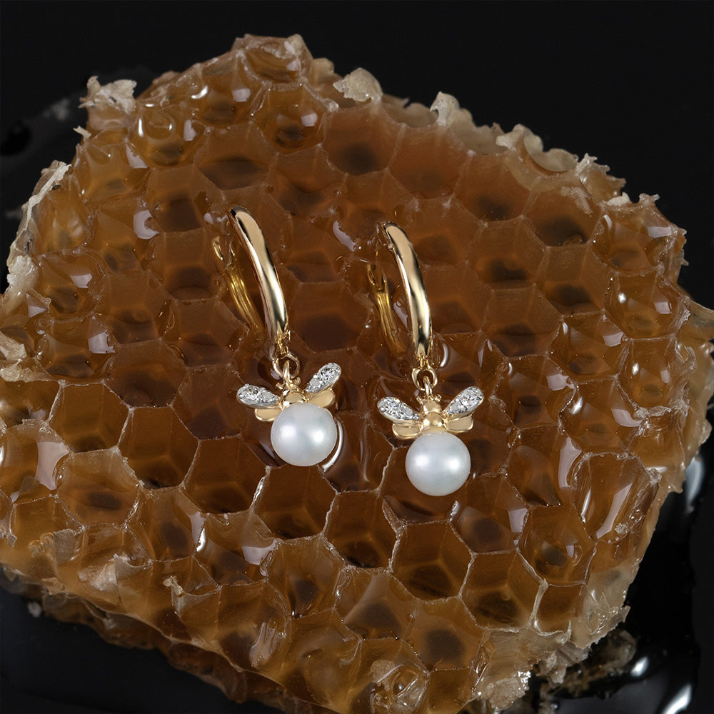Von Bienenwaben inspirierte Perlen- und Diamant-Bienen-Creolen aus 9-karätigem Gelbgold