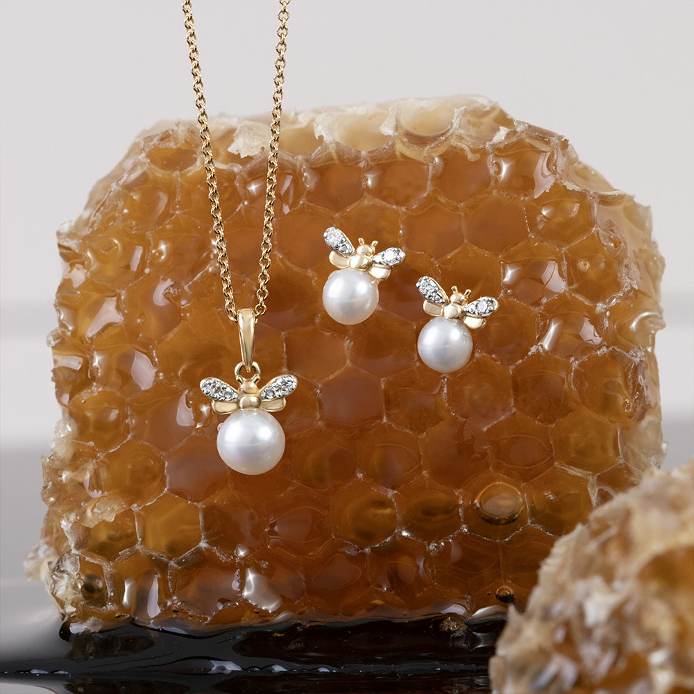 Bienenwaben-inspirierte Perlen- und Diamant-Bienen-Ohrstecker aus 9-karätigem Gelbgold