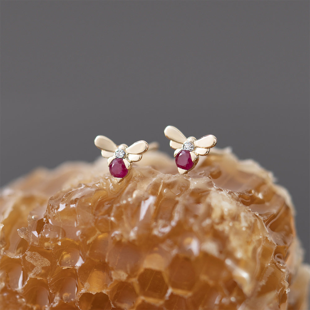 Bienenwaben-inspirierte Rubin- und Diamant-Bienen-Ohrstecker aus 9-karätigem Gelbgold