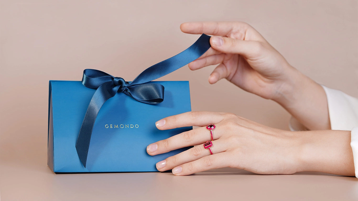 Siberian_Waltz_Ring_with_gift_box_gift_guide_theme