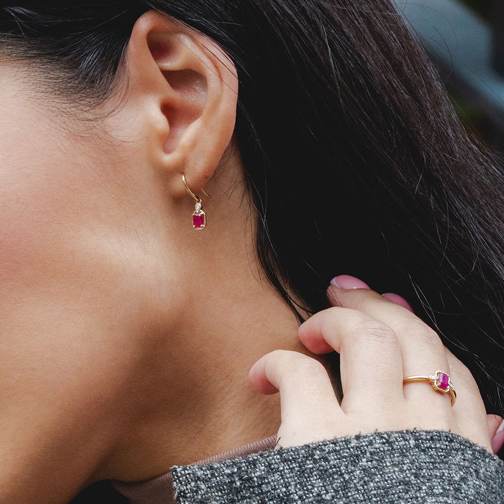 Klassische Tropfenohrringe mit Rubin und Diamanten in 9 Karat Gelbgold