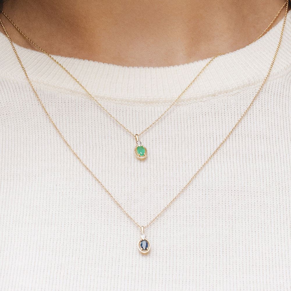 Klassische Halskette mit ovalem Smaragd- und rundem Diamantanhänger aus 9 Karat Gelbgold