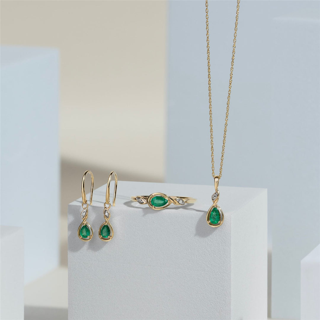 Klassischer birnenförmiger Smaragd- und Diamantring aus 9 Karat Gelbgold