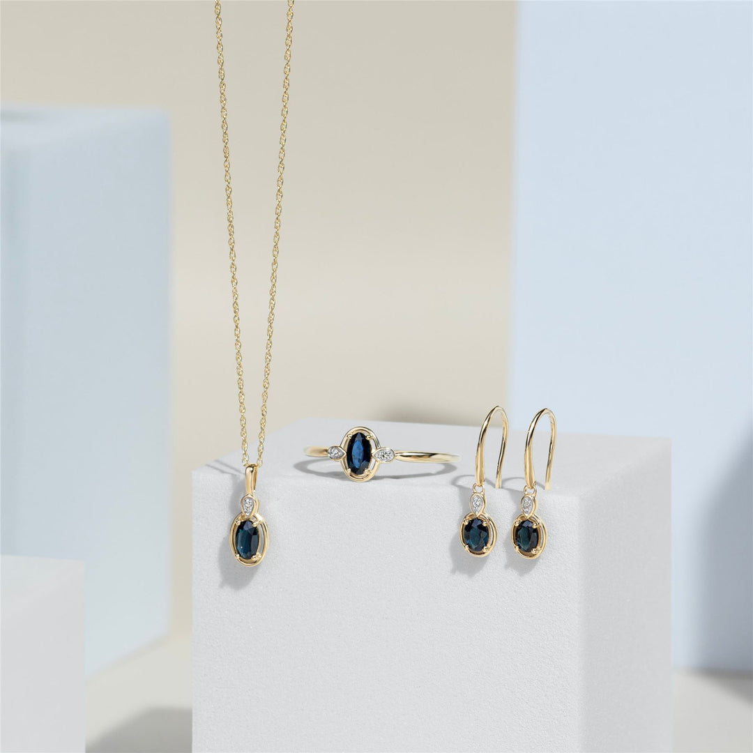 Klassische Halskette mit ovalem Saphir- und rundem Diamantanhänger aus 9 Karat Gelbgold