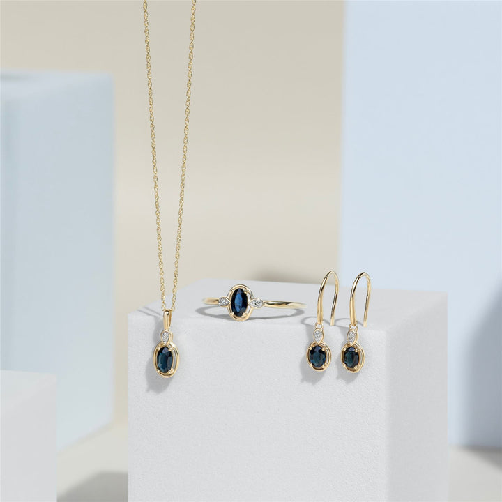 Klassische Halskette mit ovalem Saphir- und rundem Diamantanhänger aus 9 Karat Gelbgold