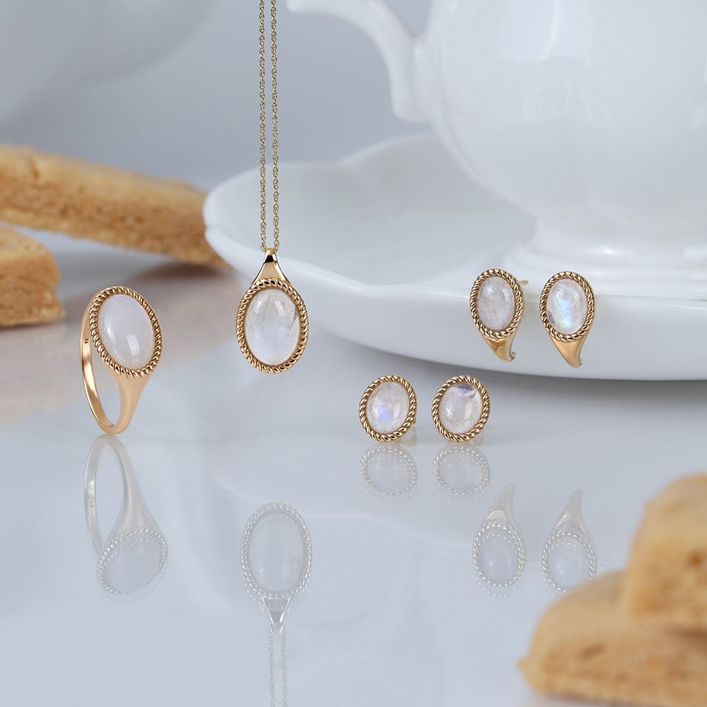 Klassische ovale Ohrstecker mit Regenbogen-Mondstein in Tropfenform, Gelbgold 9 Karat