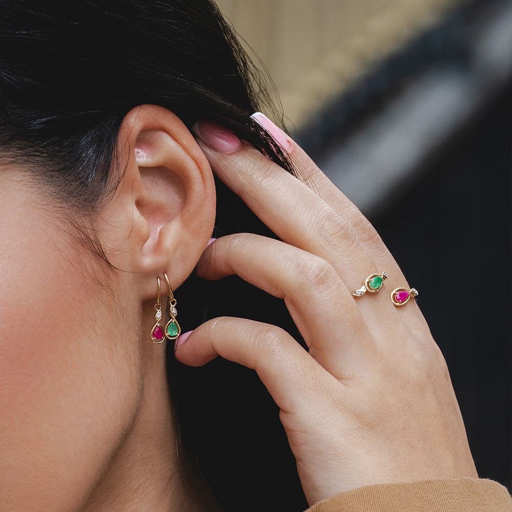 Klassische Tropfenohrringe mit Smaragd und Diamanten aus 9 Karat Gelbgold