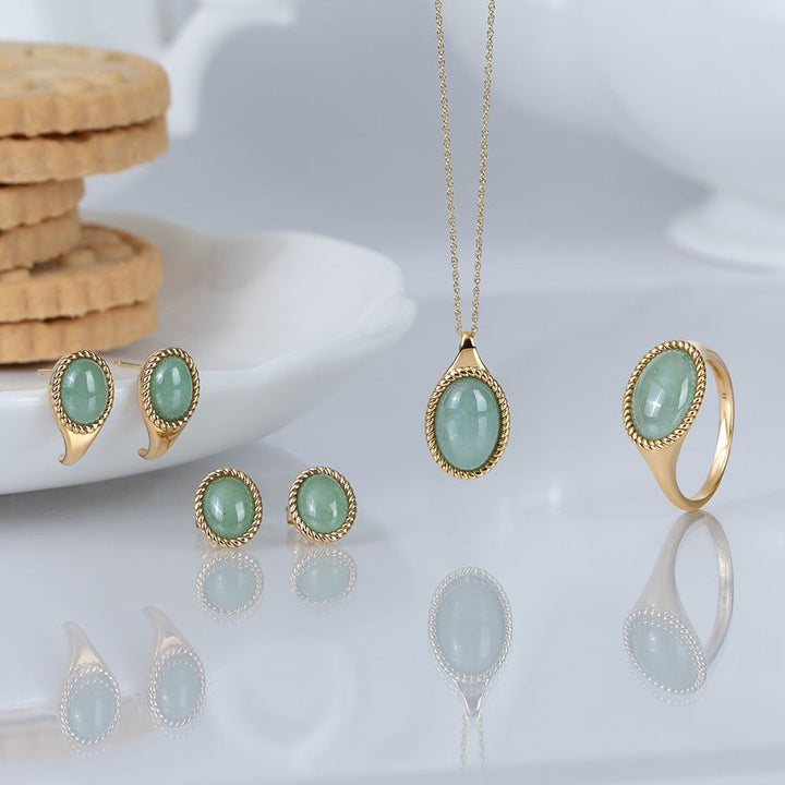 Klassische ovale Halskette mit grünem Jadeit-Anhänger aus 9 Karat Gelbgold