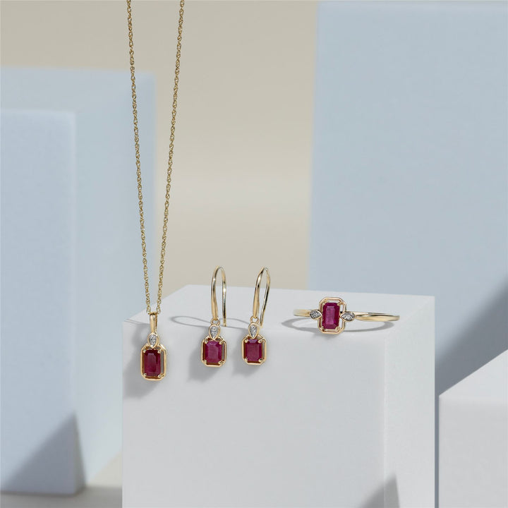 Klassische Halskette mit Rubin-Baguette- und Diamant-Anhänger aus 9 Karat Gelbgold