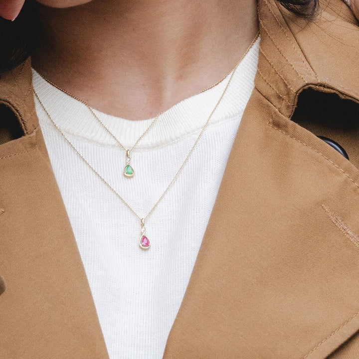 Klassische Halskette mit birnenförmigem Rubin- und Diamantanhänger aus 9 Karat Gelbgold