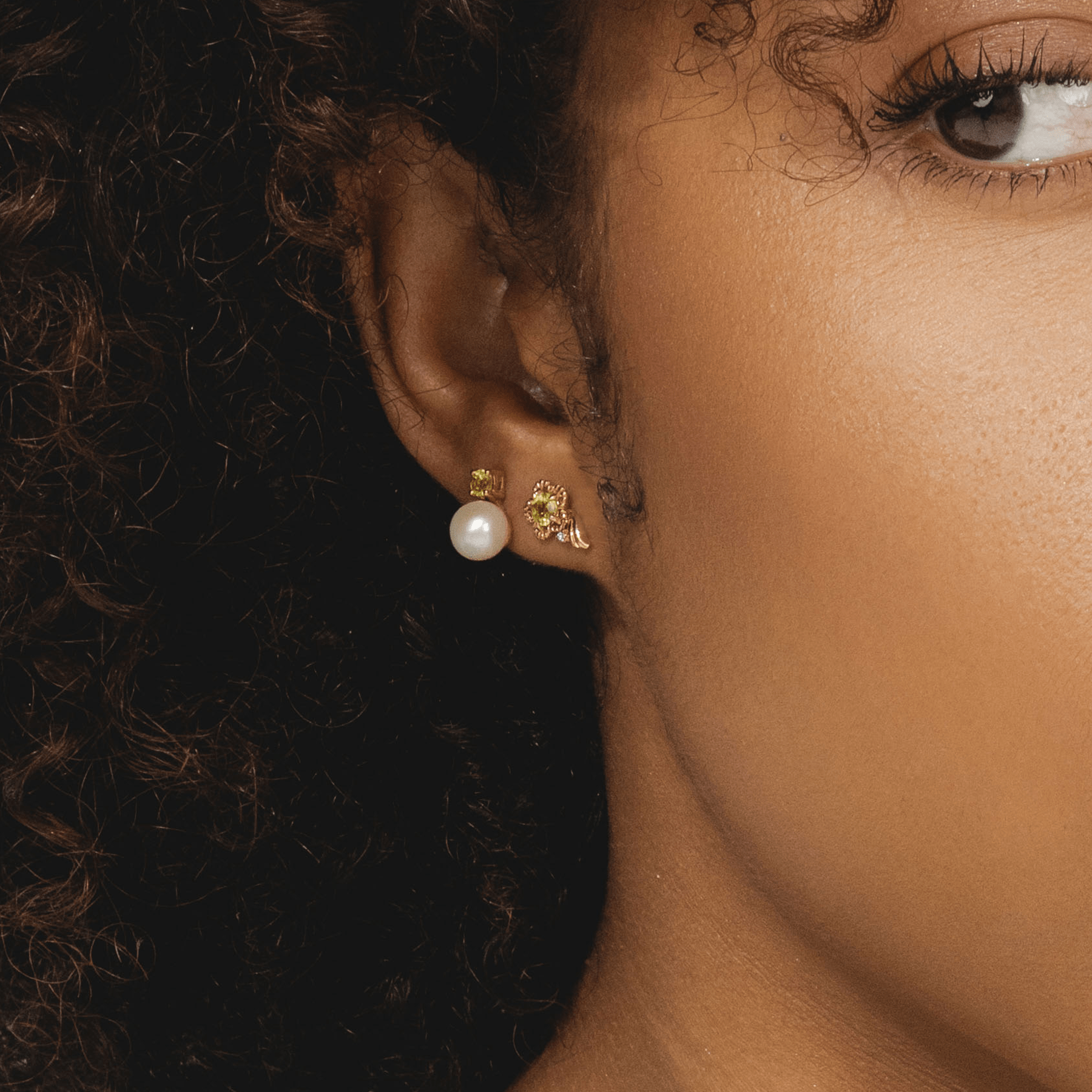 135E1817049 Modern Pearl & Peridot Stud Earrings in 9ct Yellow Gold 2
